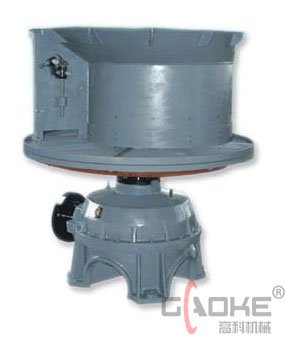 重型圆盘给料?/></p><p>产品简今br/>重型圆盘给料机是一种容积计量的给料(配料)设备,广泛应用于冶金、化工、煤炭、建材及电力等工业部门,与料仓连接的出料口尺寸较大,便于安装和物料的排料    <br/>重型圆盘给料机系座式安装,传动结构封闭,能在料尘较多的工作环境下工作,具承载力大、检修周期长的优点。由于能承受较大的料柱压力,故通常将其直接安装在料仓下部,向其他设备给料、br/><br/>工作原理<br/>电动机经联轴器通过减速机带动圆盘。圆盘转动时,料仓内的物料随着圆盘一起移动,并向出料口的一方移动,经闸门或刮刀排出物料。排出量的大小可用刮刀装置或闸门来调节。圆盘给料机套筒一般有蜗牛式或直筒式两种,蜗牛式套筒采用闸门排料,具有下料均匀、准确,对溶剂、反矿粉等配料适合。直筒式套筒采用刮刀排料,堵料现象较蜗牛式套筒轻,但下料量波动大。当精矿粉活粉矿用量较大时,宜用带活动刮刀套筒。反之,熔剂或燃料用料量小时,宜采用闸门式套筒、br/><br/>技术特点和优势<br/>l它的优点是结构简单,给料均匀、准确,运行平稳可靠,承载量大,调节方便,调节范围较宽,维护管理简便、br/>l采用特制的重型圆盘,承载能力大,使用寿命10年以上、br/>l设置角度可调的刮刀装置,将物料转卸到下一设备、br/>l配用变频电机,可在设备运行中无级调节给料量大小、br/>l圆盘上配有绞刀,可防止因物料久放发生固化而不能顺利卸出、br/>l湿式型圆盘给料机可应用于物料具有腐蚀性的场合、br/>l设备整机结构紧凑、布局合理、占用空间小、br/>l传动机构可靠,维护简单,检修期长、br/>l全部采用硬齿面齿轮传动,传动效率高达90%以上、br/>l小圆锥齿轮和大圆锥齿轮置于封闭的主体内,采用高质量的中极压齿轮油润滑,保证圆盘无故障运行、br/>l调节套筒内壁设有耐磨衬板,延长了其使用寿命,减小了维护量、br/>l出料闸门配置传动机构,保证出料量无级可调、br/>l为防止物料对圆盘的磨损,配有三种类型的衬板供用户选择,耐磨铸石衬板、带有网格筋板的钢板料盘?5Mn2 耐磨材料、br/>l采用专业的变频电机作动力,与变频器配合使用时能够实现设备在正常工作状态下对给料量进行无级调节。变频器具有调速范围宽,控制精度高、运行稳定、自我保护的功能,能保证整个系统长期稳定运行、br/>l噪音低,耗电小,调节性能好,无冲料现象、br/>l振动平稳,工作可靠,寿命长、br/>l调节方便,可通过调节激振力随时改变和控制流量、br/><br/>结构组成<br/>圆盘给料机由给料机主体、电动机、联轴器、圆柱齿轮减速机等组成?nbsp;<br/><br/>技术参?/p><p><img alt=