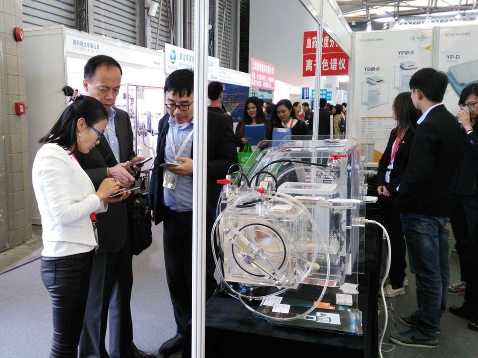 真空手套箱在展会现场 真空手套箱在展会现场