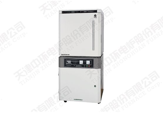 142011_437422_gsdt.jpg 实验室高温电?/></div></p><p> 相比之下,实验室恒温电炉是一种设计用于保持恒定温度的设备。它具有更精确的温度控制和更窄的温度范围。恒温电炉可以在设定的温度下保持样品的恒定温度,经常用于生化实验、酶反应和DNA扩增等需要精确控温的实验。恒温电炉通常通过热电偶或红外线测温技术来测量和控制温度。热电偶是一种能够根据温度变化产生电压信号的设备,而红外线测温技术则是通过测量物体散发的红外辐射来确定温度、/p><p> 在性能方面,实验室实验室高温电炉具有较大的加热功率和较快的升温速率。这使得它能够快速达到高温状态,适用于需要快速加热和高温操作的实验。然而,由于高温环境下材料的热膨胀和热应力,高温电炉要求样品必须具有耐高温性能。与此相比,恒温电炉的加热功率和升温速率相对较小,但它能够稳定地保持样品在预定温度下的恒定状态、/p><p style=