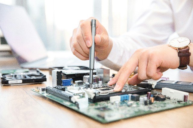 143300_254179_gsdt.jpg 摄图网_501276413_机械师修理程序主板特写(企业商用?jpg