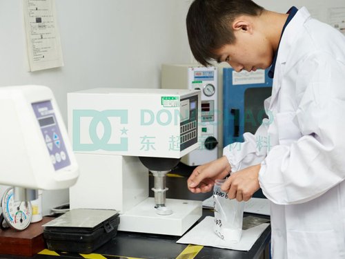 六方氮化硼表面改性处?/></p><p>? ? ? 近年来，氮化硼因高导热性能在导热填充领域被广泛提及，却又因其与有机硅基体相容性差、填充性差等被人们垢病。如何改善氮化硼在聚合物基体中的应用缺陷？东超新材研究发现，采用我司自主设计合成的有机硅表面处理剂对氮化硼粉体进行表面改性，能很好的改善导热粉体与有机硅基体相容性差的问题，使导热混合物具有良好的加工性能，同时实现更高的填充、/p><p><br/></p><p>? ? ? 基于这一研究方向，我司开发了一款以氮化硼为主要原料的低比重导热硅胶垫片用填料。该粉体在满足压延加工性能的同时，能实现低填充高导热，可将有机硅复合材料的比重增加幅度降低。而六方氮化硼纳米片的制备方法有自下而上和自上而下两种，自下而上就是指利用化学合成的方法合成出六方氮化硼纳米片，自上而下是指通过剥离，将大块的六方氮化硼剥离成六方氮化硼纳米片、/p><p><br/></p></div>     </div> <!-- 相关产品 -->     <div class=