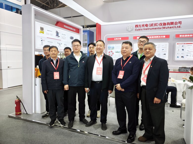 湖北省环境保护产业协会会长到访四方仪器展台交?1).png