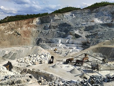 浙江长兴华星钙业与内蒙古扎赉特旗签订纳米碳酸钙深加工项目